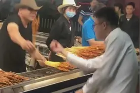 烧烤摊老板热舞，顾客也跟着一起摇摆，不怕二货多就怕二货成一窝视频封面