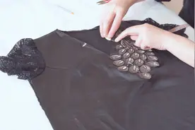 V领过时不想穿！外接一块布条改造，成品比新买的更好看视频封面