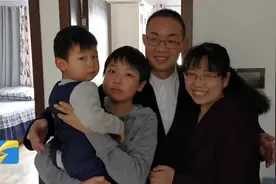 你是我们的骄傲！山东医疗队员结束休整回家，全家团聚深情相拥视频封面