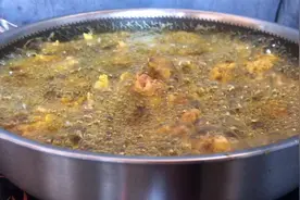 一把面粉两颗鸡蛋一块瘦肉，成就美味小酥肉，赶紧来试试吧。