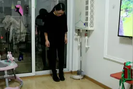 新年将至，三妮也爱打扮了，新买的紧身裤配马丁靴，老公却说好丑视频封面