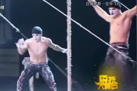 外国猛男表演空中飞杠，臂力超强屡做出高难度动作，看的真过瘾！视频封面