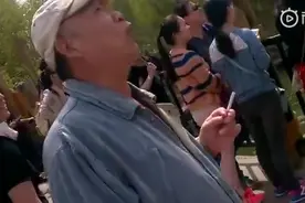 远古视频 卧槽大爷。这年轻人,这胆儿也太大了。视频封面