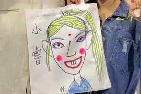 小童模让爷爷帮她画卡通画像，看她的笑容真漂亮，你认为呢？视频封面