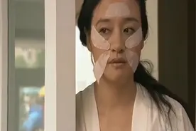 爸爸把女儿喊起床，让女儿亲自己一下，妻子看到后心生醋意！视频封面