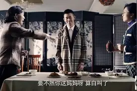 傻柱；傻柱请两个老婆喝酒可两个老婆同时揪他耳朵，逗乐了孩子们视频封面