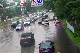 警车开道护病患 争分夺秒保平安图片