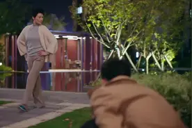 丈母娘面前秒变憨憨！宋凛与周放偷偷约会，碰见放妈立马躲草丛视频封面