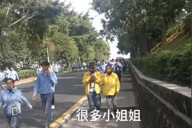 深圳龙岗嶂背工业区厂妹厂姐特别多，小伙子看得想进厂打工！！视频封面