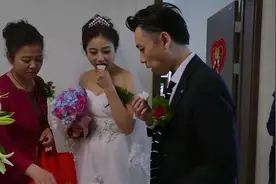 连云港一小伙，刚大学毕业，就娶回一位空姐，妈妈非常满意，漂亮视频封面