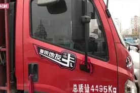 未成年的他深夜驾车冲卡，原因竟是视频封面