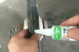 电动车轮胎被划一条长口怎么办，不用着急用强力胶水让你恢复如新视频封面