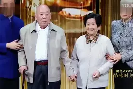 故事里的中国耄耋夫妇动情朗诵《我愿意是急流》感动视频封面