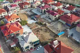 天津这片入住十多年的别墅成了违建，要求年底搬走！院里豪车扎堆视频封面