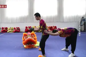 哗哗滴说娱乐：狮子大跳全是巧劲，快来和小伙伴试一下吧！