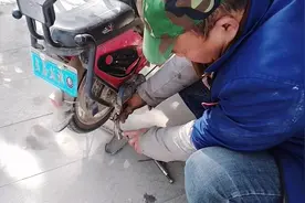 电动车的后支架弹簧挂钩断了，怎样维修？告诉你个小窍门！视频封面