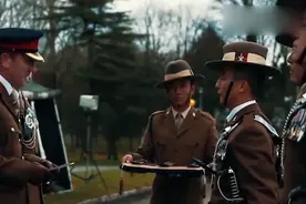 尼泊尔士兵检阅，场面庄严霸气，军官可以告诉我们在笑什么吗视频封面