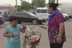 淘小子放学街边买西瓜，不占便宜不肯罢休，结局笑死人了！视频封面