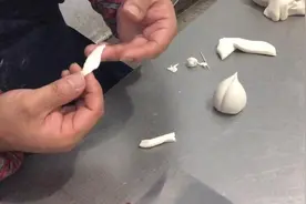一根牙签画出桃叶，一把刀切出桃型，过年蒸百样桃花糕视频封面