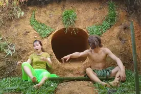 野人与美女住山洞，洞口造庭院，吃住纯天然！ (1)视频封面