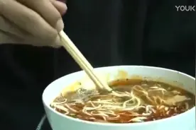 日本演员体验兰州特色小吃拉面，感叹：为什么一大早就痛快的吃！视频封面
