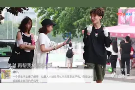 美女街头给路人系鞋带, 有个男生也太淡定了!视频封面