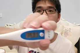 洗热水澡会使体温升高吗，小伙亲自验证一下视频封面