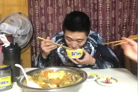 东北名菜乱炖，一堆菜扔锅里一起炖，火星人做了它4碗饭都不够吃