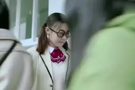 妹子，学校规定不能穿短裙丝袜，这下尴尬了吧