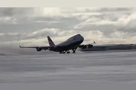 英国航空波音747-436飞机跑道上吹雪起飞视频封面