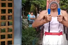 90岁肌肉型男，老爷爷玩转健身器材，单杠倒立年轻小伙都不如他！视频封面