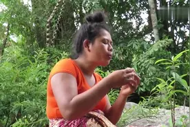 荒野美女野外赤脚生活，爬树摘莲雾饿的直接就吃了起来视频封面