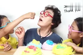 超有爱的韩国一家人，奶奶和两个双胞胎孙女吃零食，笑得乐开了花视频封面