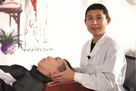 晚上睡觉耳朵嗡嗡响？多数是耳鸣症状，1个手法，有效缓解耳鸣！