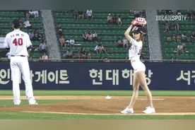 韩国棒球赛的开球仪式，当她抬腿的一瞬间，在座的所有男性激动了视频封面