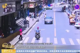 女子过人行道时突然折返，被后方车辆撞倒，交警明确双方都有责任视频封面