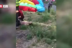 河南：儿童游乐充气床被大风刮翻，致多名小孩受伤，多人参与救援视频封面