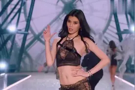 盆栽在维密秀演绎成名曲，与前女友互动超级尴尬，歌唱的不错视频封面