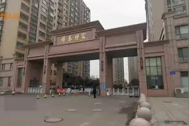 楼顶安装信号塔 居民担心受辐射视频封面