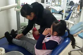 五岁半孩子第一次换牙，紧张到哭！妈妈疑惑现在孩子换牙太早了视频封面