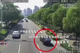 不走寻常路？黑色小轿车开出了“S”路线 交警拦停司机如此回应视频封面