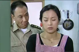 驻港部队教导队队长晋升上校，回家报告妻子，妻子却不是很高心视频封面