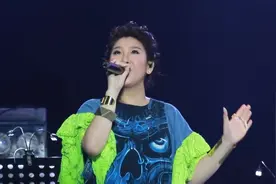 郑欣宜现场演唱《拥抱爱》 很熟悉的歌曲视频封面