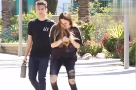 国外恶搞：妹子走到陌生人面前突然弯腰捡东西，路人会有何反应？视频封面