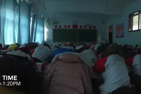 美国交换生带手机进入中国高中，录下中国学生的一天，太真实了视频封面