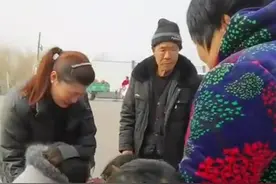 好心人把迷路小女孩送回家，家人跪下感谢大恩人，人间大爱。视频封面