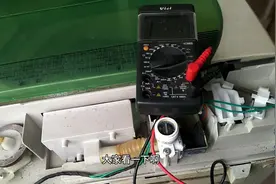 美的全自动洗衣机脱水时显示代码E2，其实不用换配件就可以修好了视频封面