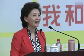 才女海霞大学演讲，现场展示播音技巧，受益匪浅视频封面