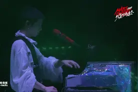 2019 华晨宇火星演唱会现场版《疯人院》不愧是个音乐鬼才。视频封面