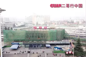 二哥航拍信阳火车站和高铁站，你最喜欢哪种交通方式回家过年